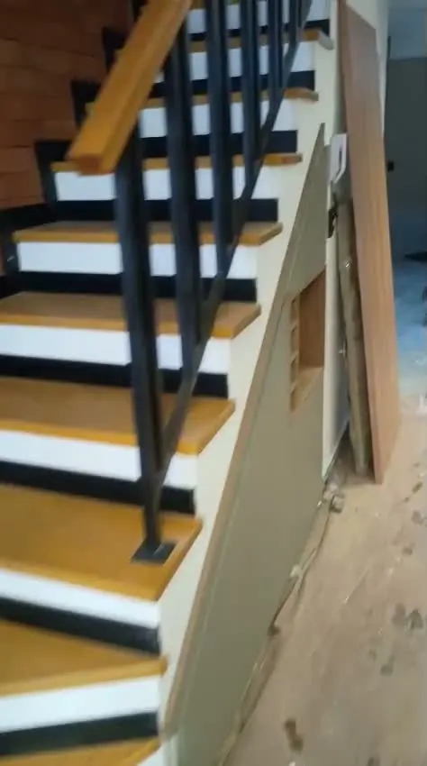 Escada com corrimão